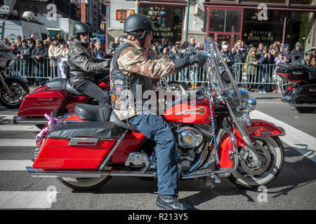 Teilnehmer auf Harley-Davidson Motorräder auf der Fifth Avenue in New York für die Veterans Day Parade am Sonntag, 11. November 2018. Weiß ursprünglich Armistice Day, der in diesem Jahr der Feiertag im Gedenken an den 100. Jahrestag des Endes des Zweiten Weltkrieges in der elften Stunde des elften Tag des elften Monats die Waffen schweigen fiel im Jahr 1918 markiert das Ende des Ersten Weltkriegs die Ferienwohnung wurde erweitert, alle amerikanischen Soldaten aus allen Kriegen. (© Richard B. Levine) Stockfoto