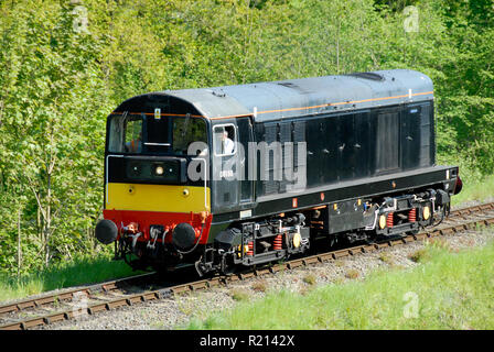 Diesellok auf Ausdehnung der eingleisigen Bahnstrecke, England Stockfoto