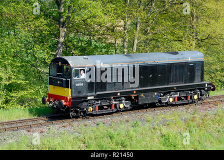 Diesellok auf Ausdehnung der eingleisigen Bahnstrecke, England Stockfoto