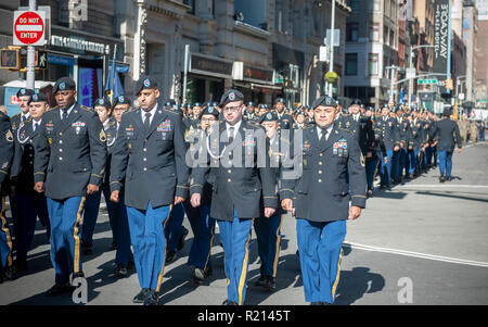 Marchers an der Fifth Avenue in New York für die Veterans Day Parade am Sonntag, 11. November 2018. Weiß ursprünglich Armistice Day, der in diesem Jahr der Feiertag im Gedenken an den 100. Jahrestag des Endes des Zweiten Weltkrieges in der elften Stunde des elften Tag des elften Monats die Waffen schweigen fiel im Jahr 1918 markiert das Ende des Ersten Weltkriegs die Ferienwohnung wurde erweitert, alle amerikanischen Soldaten aus allen Kriegen. (Â© Richard B. Levine) Stockfoto