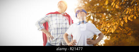 Das zusammengesetzte Bild von Mutter und Sohn vorgibt, Superhelden werden Stockfoto