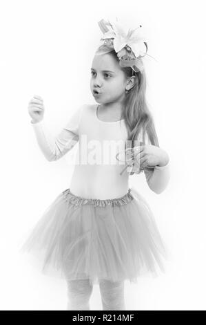 Mädchen Ballerina mit Blume im langen blonden Haaren und Rosa Rock tutu Talk auf Weiß isoliert. Kind Sprechen und Sprache. Glückliche Kindheit Konzept. Stockfoto