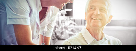 Krankenschwester Krankenbericht senior woman auf digitale Tablet zeigen Stockfoto