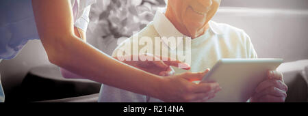 Krankenschwester Krankenbericht senior woman auf digitale Tablet zeigen Stockfoto