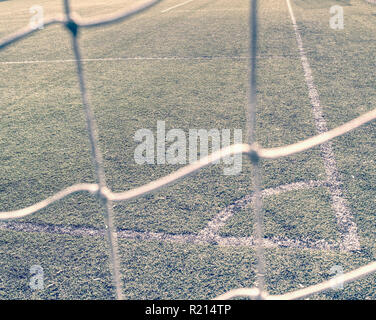 Linien um Fußballplatz, Ecke Seite, aus synthetischen Rasen gemacht. Blick hinter Net Stockfoto