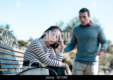 Junge Mädchen, die tief in ihren Gedanken Stockfoto