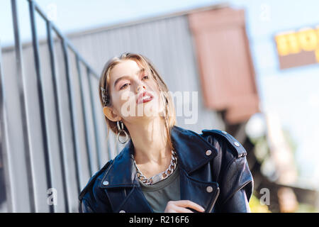 Dark-eyed Modell in Jeans und schwarze Lederjacke Stockfoto