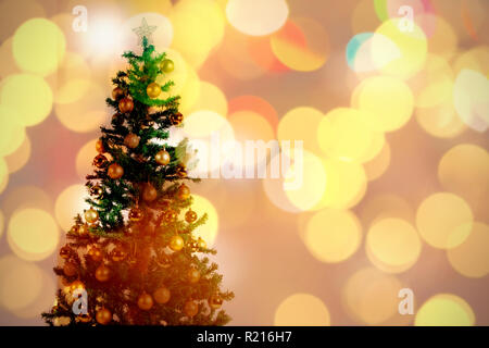 Das zusammengesetzte Bild im Defokussierten der Weihnachtsbaum leuchtet und Kamin Stockfoto