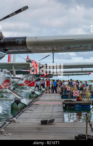 17.12.2017 - Malediven, Männlich: wasserflugzeug Flughafen in Malediven Insel, Passagiere, die mit dem Wasserflugzeug Stockfoto