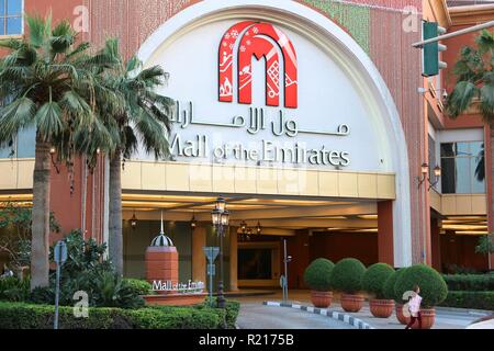DUBAI, VAE - November 22, 2017: Mall of the Emirates in Dubai, VAE. Das Einkaufszentrum verfügt über mehr als 700 Filialen und eine Skihalle. Stockfoto
