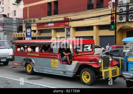 MANILA, Philippinen - Dezember 7, 2017: die Menschen fahren mit dem Jeepney öffentliche Verkehrsmittel in dichtem Verkehr in Manila, Philippinen. Metro Manila ist eines der Th Stockfoto