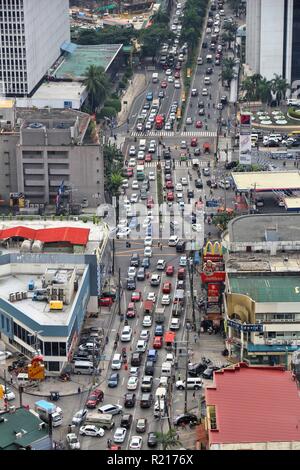 MANILA, Philippinen - Dezember 7, 2017: Typische Verkehrsstaus in Poblacion Makati, Philippinen. Metro Manila ist eines der größten Problemgebiete in den Städten Stockfoto