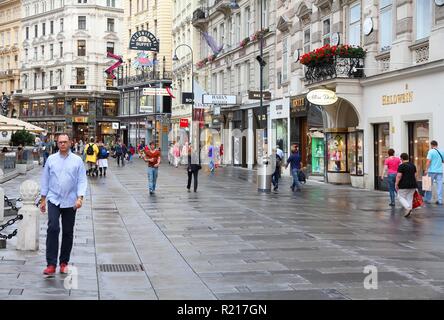 Wien - 5. SEPTEMBER: Menschen schlendern am 5. September 2011 in Graben Straße in Wien. Ab 2008 war Wien die 20 meist besuchten Stadt weltweit (durch i Stockfoto