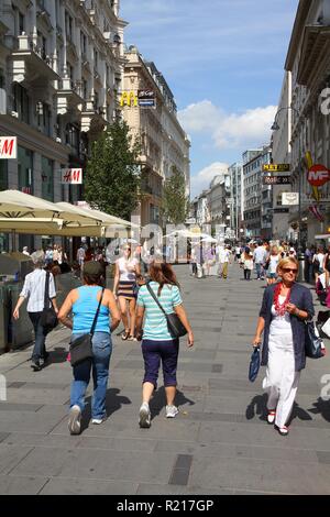 Wien - 5. SEPTEMBER: Menschen schlendern am 5. September 2011 in der Kärntner Straße in Wien. Ab 2008 war Wien die 20 meist besuchten Stadt weltweit (durch Stockfoto