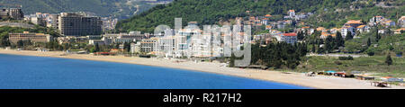 Budva, Montenegro - 18. April 2011: Panoramablick auf das Meer und der lange Strand von Becici, Budva, Montenegro. Stockfoto