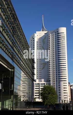 Wien - 6. SEPTEMBER: Hochhaus Neue Donau Gebäude am 6. September 2011 in Wien. Das Gebäude, entworfen von Harry Seidler wurde 2002 fertiggestellt, ist 150 Stockfoto