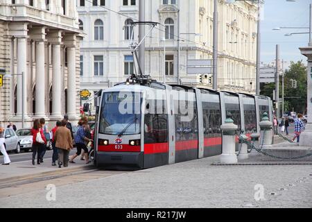 Wien - 7. SEPTEMBER: Leute Board eine Straßenbahn am 7. September 2011 in Wien. Mit 172 km Gesamtlänge, Wien Straßenbahn gehört zu den größten der Welt. Stockfoto