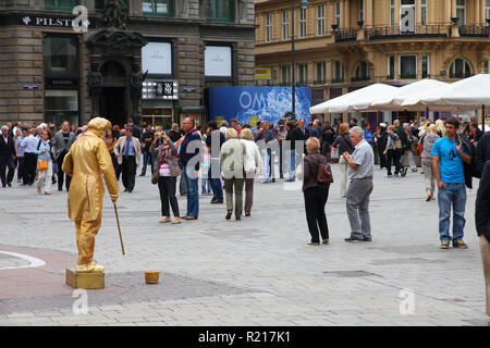 Wien - 9. SEPTEMBER: Menschen schlendern am 9. September 2011 in Stephansplatz in Wien. Ab 2008 war Wien die 20 meist besuchten Stadt worldwid Stockfoto