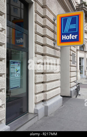 Wien - 7. SEPTEMBER: Hofer Store am 7. September 2011 in Wien. Hofer ist eine Marke von Aldi Supermarkt Gruppe besteht seit 1960 und hatte 53 Billio Stockfoto