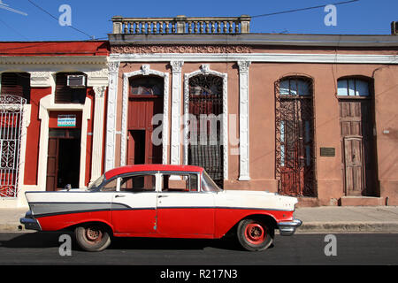 CIENFUEGOS, Kuba - 3. Februar: Klassische alte Auto in der Straße Am 3. Februar 2011 in Cienfuegos, Kuba. Gesetz Änderung können die Kubaner Auto Handel Stockfoto