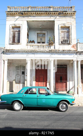 CIENFUEGOS, Kuba - 3. Februar: Klassische alte Auto in der Straße Am 3. Februar 2011 in Cienfuegos, Kuba. Gesetz Änderung können die Kubaner Auto Handel Stockfoto