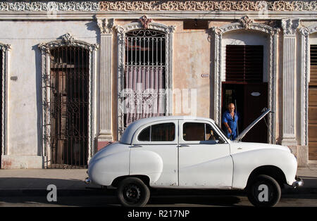 CIENFUEGOS, Kuba - 3. Februar: Klassische alte Auto in der Straße Am 3. Februar 2011 in Cienfuegos, Kuba. Gesetz Änderung können die Kubaner Auto Handel Stockfoto