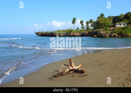 Baracoa, Kuba - türkisfarbenes Meer und Küste. Landschaft im Februar. Stockfoto