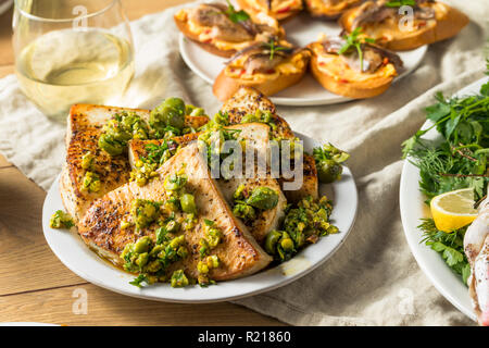 Hausgemachte gegrillter Schwertfisch Steaks mit Olivenöl Auffüllen Stockfoto