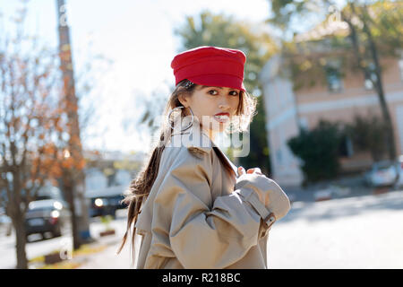 Schönen dunklen Augen Frau in stilvoller Kleidung und Zubehör Stockfoto