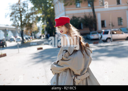 Schönen dunklen Augen Frau mit roten Lippen, beige Mantel Stockfoto