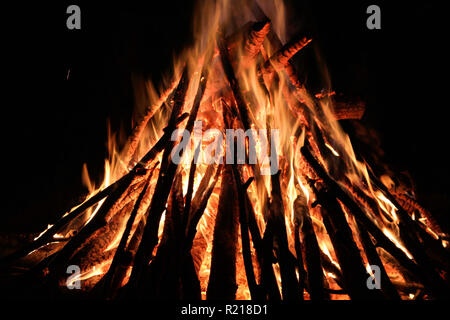 Riesige Lagerfeuer in der Dunkelheit der Nacht. Boyscout Camp. Stockfoto