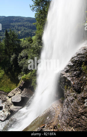 Norwegen, Hordaland Grafschaft. Berühmten Wasserfall Steinsdalsfossen. Skandinavische Natur. Stockfoto