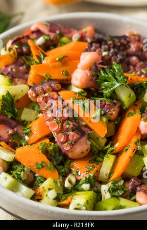 Hausgemachte mediterrane Oktopus Salat mit Gemüse und Dressing Stockfoto