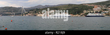 Dubrovnik, Kroatien - 19 April, 2011: Franjo Tudjman Bridge und Hafen mit Fähre Schiff Panorama in Dubrovnik, Kroatien. Stockfoto