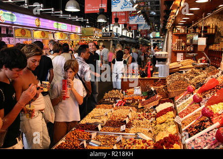 BARCELONA - 9. SEPTEMBER: Touristen in der berühmten La Boqueria Markt am 9. September 2009 in Barcelona. Einer der ältesten Märkte in Europa, die noch existieren Stockfoto