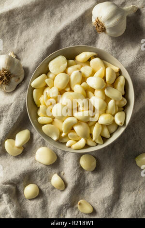 Raw Organic Peel Knoblauchzehen zum Kochen Stockfoto