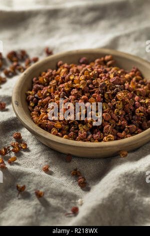 Rohe Organische chemische Szechuan Pfeffer in eine Schüssel geben. Stockfoto