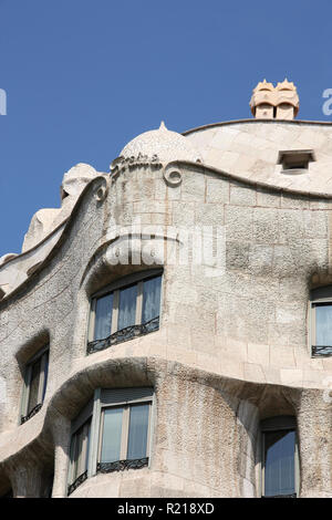 Schöne modernisme Architektur von Antoni Gaudís La Pedrera Casa Mila oder im Viertel Eixample. Wahrzeichen von Barcelona, Katalonien, Spanien. Stockfoto