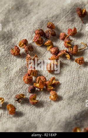 Rohe Organische chemische Szechuan Pfeffer in eine Schüssel geben. Stockfoto