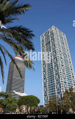 Moderne Architektur in Barcelona, Spanien. Bürogebäude und Palme. Stockfoto