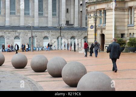 BIRMINGHAM, Großbritannien - 24 April 2013: die Menschen besuchen Victoria Square in Birmingham. Birmingham ist die bevölkerungsreichste britische Stadt außerhalb von London mit 1,074,30 Stockfoto