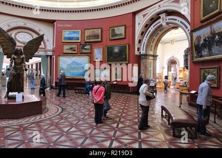 BIRMINGHAM, Großbritannien - 24 April 2013: Unbekannter Menschen besuchen Museum & Art Gallery in Birmingham. Mit 856 Tausend jährlichen Besucher Es ist die 16. Die meisten Stockfoto