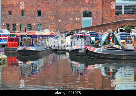 BIRMINGHAM, Großbritannien - 24 April 2013: Narrowboats auf Gas Street Basin in Birmingham, UK. Birmingham ist die 2 bevölkerungsreichsten britischen Stadt. Es hat Ri Stockfoto