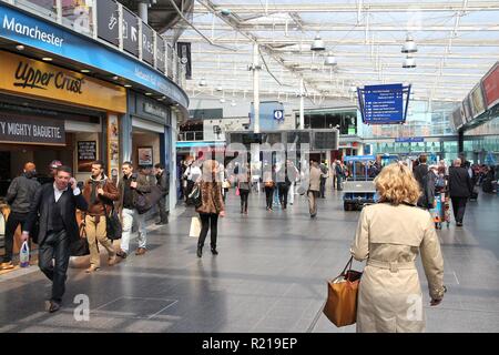 MANCHESTER, Großbritannien - 23 April, 2013: Reisende beeilen am Piccadilly Bahnhof in Manchester, UK. Mehr als 18 Millionen Passagieren der Station im Jahr 2012. Stockfoto