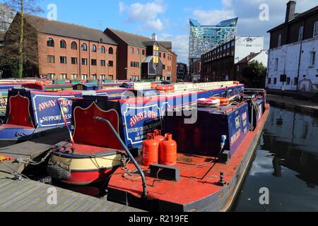 BIRMINGHAM, Großbritannien - 19 April: Narrowboats auf Gas Street Basin vertäut am 19. April 2013 in Birmingham, UK. Birmingham ist die 2 bevölkerungsreichsten Britische cit Stockfoto