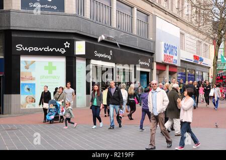 BIRMINGHAM, Großbritannien - 19 April: Leute shop Downtown am 19. April 2013 in Birmingham, UK. Birmingham ist die bevölkerungsreichste britische Stadt außerhalb von London mit Stockfoto