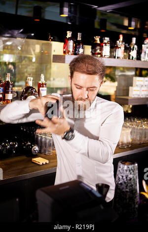 Alkohol Cocktail an der Bar. Barkeeper bereitet einen alkoholfreien Cocktail. Köstliches Getränk Stockfoto