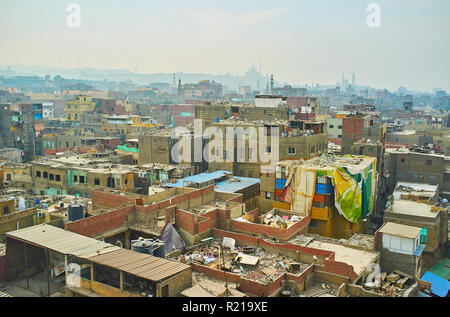 Viele Slums in der Altstadt von Kairo Nachbarschaften sind unvollständig oder teilweise Unfertige mit viel Bau Müll auf den Gipfeln und Dächer, Ägypten. Stockfoto