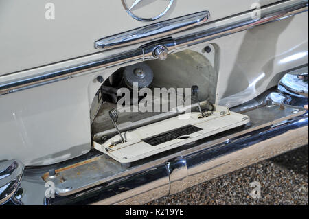 Kraftstoffleitung hinter dem Nummernschild eines 1964 Mercedes Benz 220 SE Cabrio klassischer deutscher Luxus Auto Stockfoto