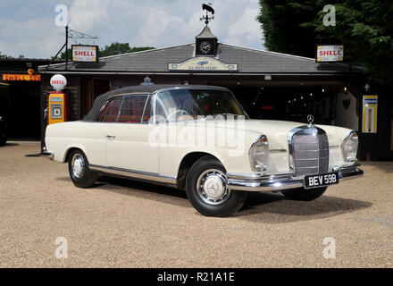 1964 MERCEDES BENZ 220 SE Cabrio klassischer deutscher Luxus Auto Stockfoto